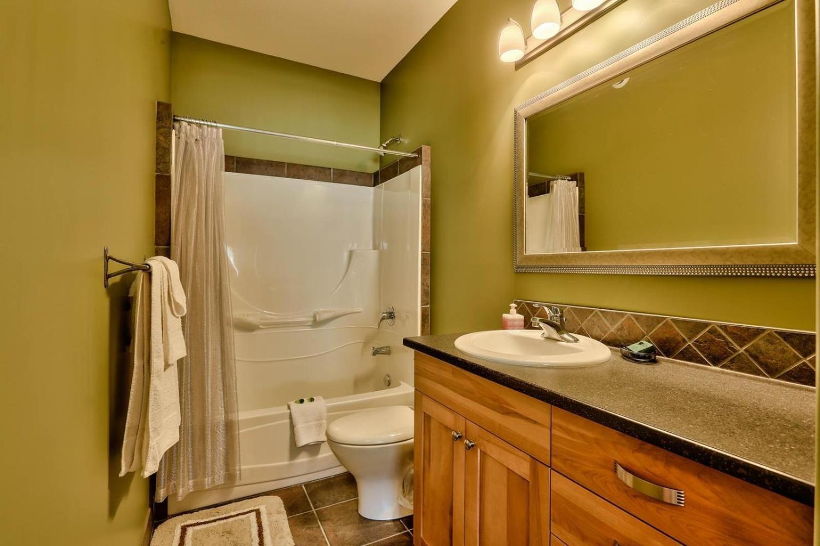 Soleil Chalet By Bear Country Sun Peaks Room photo